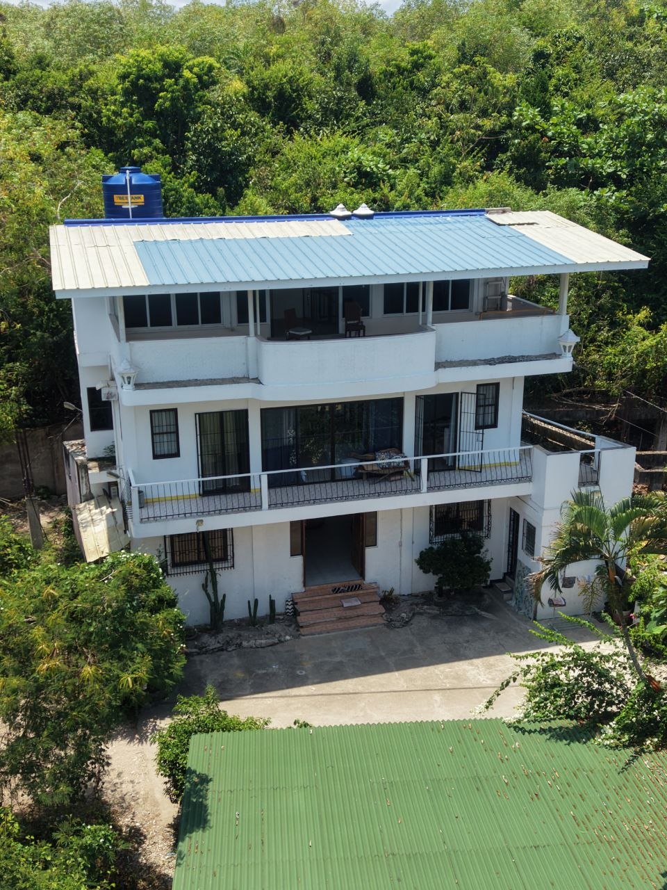 Paradise Villa beachfront setting in Panglao